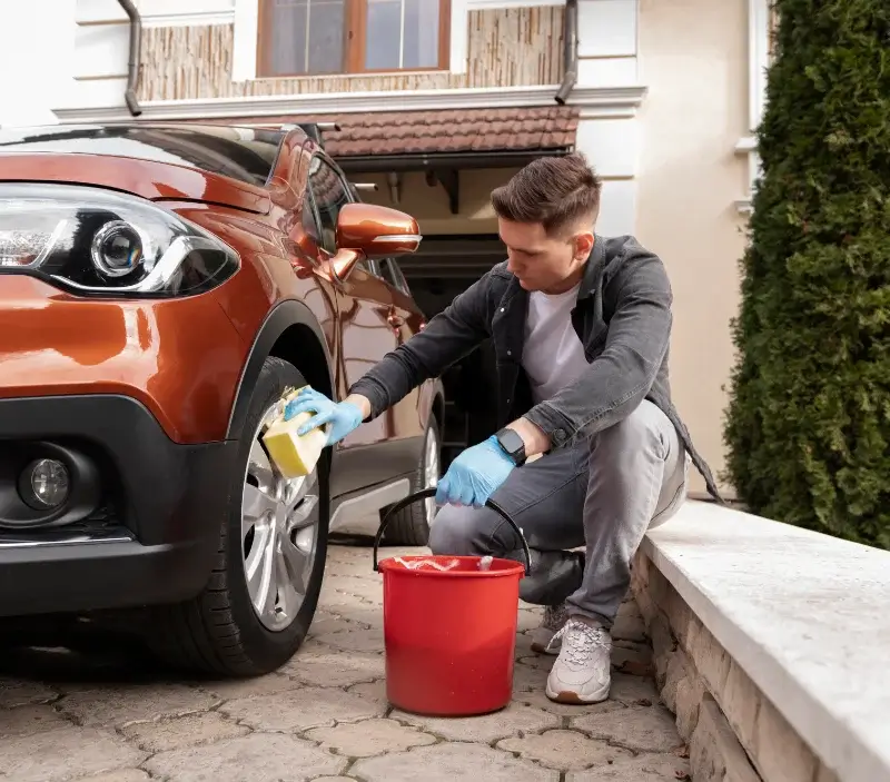 Lavage auto à domicile Le Vigean : professionnel intervenant sur un véhicule